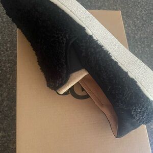 UGG  W RICCI Black Fuzzy Slip-On Loafers